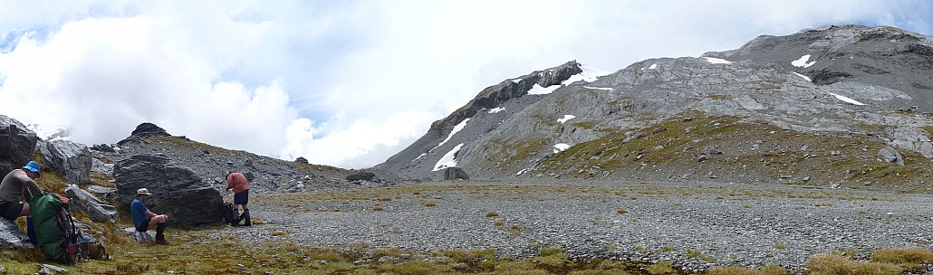 2019-01-18 14.26.07 Panorama Jim - Simon Alan Bruce water stop on moraine bench_stitch.jpg: 11060x3265, 30574k (2019 May 10 21:46)