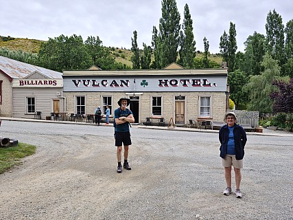 Brian and Susie outside the Vulcan Hotel
Photo: Simon
2022-12-30 16.10.45; '2022 Dec 30 16:10'
Original size: 9,248 x 6,936; 24,568 kB