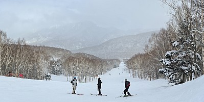 At the Prince Hotel East Wing skiing Yakebitaiyama
Jim, Kevin, and Adrian on Yakebitaiyama E1 course
Photographer;&nbsp;Simon
2024-03-02&nbsp;14.16.23;&nbsp;Metadata time: '2024 Mar 02 14:16'
Original size:&nbsp;11,750 x 5,885; 11,154 kB;&nbsp;stitch
Filename: 2024-03-02 14.16.23 S20+ Simon - Jim, Kevin, and Adrian on Yakebitaiyama E1 course_stitch.jpg