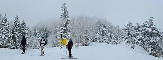 At Prince Hotel East Wing skiing Central Shiga Kōgen
Kevin, Jim, and Adrian at the top of Central Course  29
Photographer;&nbsp;Simon
2024-03-04&nbsp;12.05.03;&nbsp;Metadata time: '2024 Mar 04 12:05'
Original size:&nbsp;12,395 x 4,572; 8,625 kB;&nbsp;stitch
Filename: 2024-03-04 12.05.03 S20+ Simon - Kevin, Jim, and Adrian at the top of Central Course 29_stitch.jpg