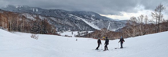 At Prince Hotel East Wing skiing Central Shiga Kōgen
Adrian, Kevin, and Simon looking down to Giant and Yamanoeki access gondola
Photographer;&nbsp;Jim
2024-03-04&nbsp;15.16.16;&nbsp;Metadata time: '2024 Mar 04 15:16'
Original size:&nbsp;7,590 x 2,592; 7,282 kB;&nbsp;stitch
Filename: 2024-03-04 15.16.16 S21FE+ Jim - Adrian, Kevin, and Simon looking down to Giant and Yamanoeki access gondola_stitch.jpg