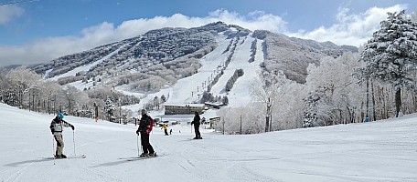 Ski Giant, Hasuike, Sun Valley, Maruike, Hoppo Bunadaira, Nishidateyama
Adrian and Kevin on the Nishidate 2nd triple, Takamagahara behind
Photographer;&nbsp;Simon
2024-03-07&nbsp;09.29.01;&nbsp;Metadata time: '2024 Mar 07 09:29'
Original size:&nbsp;9,908 x 4,343; 6,006 kB;&nbsp;stitch
Filename: 2024-03-07 09.29.01 S20+ Simon - Adrian and Kevin on the Nishidate 2nd triple, Takamagahara behind_stitch.jpg