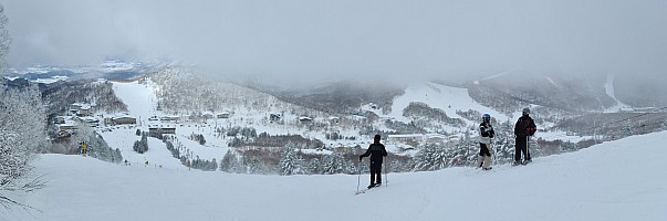 Nishidateyama, Takamagahara, Tanneno Mori Okojo, Ichinose skiing
Kevin, Jim and Adrian at the top of Takamagahara
Photographer;&nbsp;Simon
2024-03-09&nbsp;12.51.55;&nbsp;Metadata time: '2024 Mar 09 12:51'
Original size:&nbsp;12,791 x 4,240; 5,652 kB;&nbsp;stitch
Filename: 2024-03-09 12.51.55 S20+ Simon - Kevin, Jim and Adrian at the top of Takamagahara_stitch.jpg