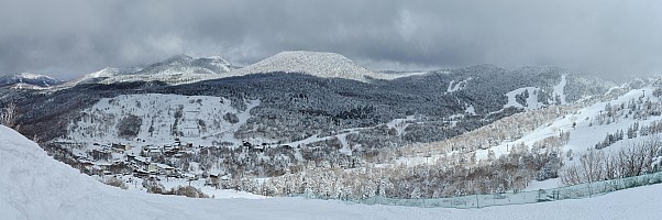 One line day summary
View of Kumanoyu from the top of 2nd pair lift
Photographer;&nbsp;Adrian
2024-03-10&nbsp;13.08.13;&nbsp;Metadata time: '2024 Mar 10 13:08'
Original size:&nbsp;13,185 x 4,382; 7,650 kB;&nbsp;stitch
Filename: 2024-03-10 13.08.13 S20+ Adrian - view of Kumanoyu from the top of 2nd pair lift_stitch.jpg