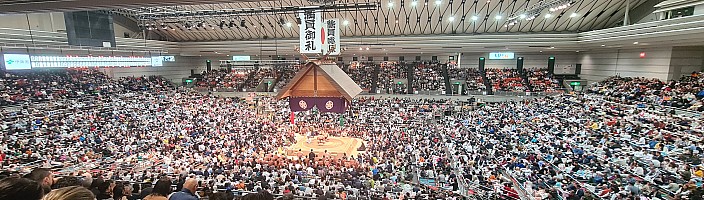 Kuromon market, Ōsaka Castle, Sumo Wrestling and Edion Arean\, Dōtonburi
Edion Area Sumo wrestling and audience
Photographer;&nbsp;Adrian
2024-03-15&nbsp;17.41.29;&nbsp;Metadata time: '2024 Mar 15 17:41'
Original size:&nbsp;3,879 x 1,102; 1,991 kB;&nbsp;cr
Filename: 2024-03-15 17.41.29 S20+ Adrian - Edion Area Sumo wrestling and audience_cr.jpg