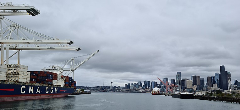 Seattle from Dwamish Waterway
Photographer;&nbsp;Simon
2025-03-03&nbsp;11.30.53;&nbsp;Metadata time: '2025 Mar 03 11:30'
Original size:&nbsp;9,248 x 4,262; 8,252 kB;&nbsp;cr
Filename: 2025-03-03 11.30.53 S20+ Simon - Seattle from Dwamish Waterway_cr.jpg