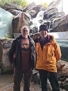 Simon and Nick in the Seattle Acquarium
Photographer;&nbsp;Simon
2025-03-03&nbsp;13.59.18;&nbsp;Metadata time: '2025 Mar 03 13:59'
Original size:&nbsp;6,019 x 8,035; 6,659 kB;&nbsp;cr
Filename: 2025-03-03 13.59.18 S20+ Simon - Simon and Nick in the Seattle Acquarium_cr.jpg