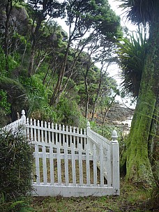 2012-12-30 18.17.23 P1040540 Simon - Moanauriuri Bay SS Wairarapa graves.jpeg: 3000x4000, 5944k (2012 Dec 30 18:17)