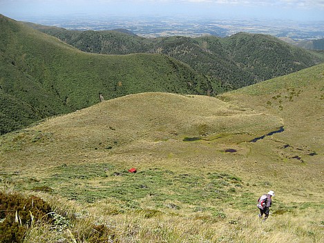 2013-01-26 14.13.50 IMG_2810 Brian - looking down to Toka Biv.jpeg: 3072x2304, 1444k (2020 Apr 07 06:49)