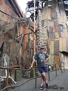 2014-01-19 11.52.47 P1000087 Simon - Jim at the Waterworld Set.jpeg: 3000x4000, 5666k (2014 Jan 20 07:52)