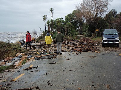 2014-04-18 10.55.24 P4180209 Adrian - us and van at Beach Road.jpeg: 3072x2304, 3198k (2014 May 07 19:56)