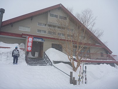 Outside Happoike Sanso again
Photo: Simon
2015-02-17 10.10.04; '2015 Feb 17 10:10'
Original size: 4,000 x 3,000; 4,771 kB
2015-02-17 10.10.04 P1010682 Simon - outside Happoike Sanso again.jpeg