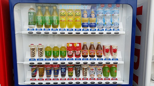 2015-02-07 12.11.05 Jim - Tokyo - these vending machines everywhere - closeup.jpeg: 5312x2988, 4624k (2015 Feb 21 21:44)