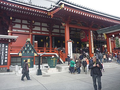 2015-02-07 14.03.57 P1010289 Simon - outside temple.jpeg: 4000x3000, 5822k (2015 Feb 07 18:03)