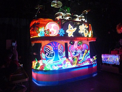 2015-02-07 18.04.10 P1010296 Simon - Robot Bar drums.jpeg: 4000x3000, 4274k (2015 Feb 07 22:04)