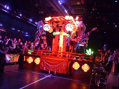 2015-02-07 18.09.39 P1010305 Simon - Robot Bar bass guitarists.jpeg: 2048x1536, 765k (2015 Feb 07 22:09)