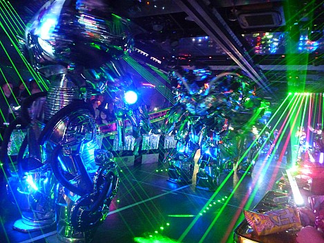 Robot Bar big robot and lasers
Photographer;&nbsp;Simon
2015-02-07&nbsp;19.24.44;&nbsp;Metadata time: '2015 Feb 07 19:24'
Original size:&nbsp;4,000 x 3,000; 5,604 kB
Filename: 2015-02-07 19.24.44 P1010320 Simon - Robot Bar big robot and lasers.jpeg