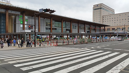 2015-02-08 12.19.33 Jim - Nagano Station - entrance.jpeg: 5312x2988, 5089k (2015 Feb 21 21:31)