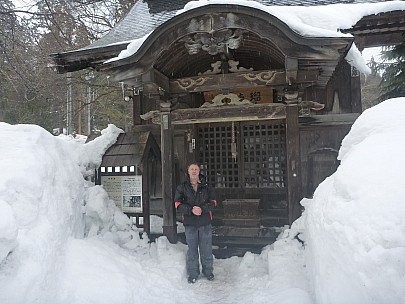 2015-02-08 14.51.50 P1010343 Simon - outside small Shinto temple in Hakuba.jpeg: 4000x3000, 5098k (2015 Feb 08 18:51)