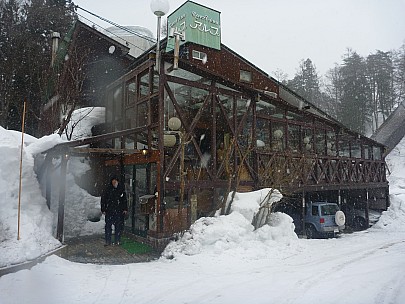 2015-02-08 13.56.31 P1010338 Simon - Jim at Resort Inn Alupu lodge, Hakuba.jpeg: 4000x3000, 5809k (2015 Feb 08 17:56)