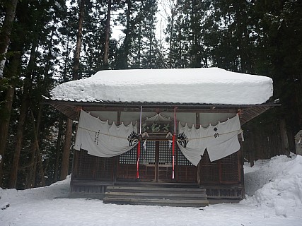 Shinto temple at start of track
Photographer;&nbsp;Simon
2015-02-13&nbsp;11.57.56;&nbsp;Metadata time: '2015 Feb 13 11:57'
Original size:&nbsp;4,000 x 3,000; 5,950 kB
Filename: 2015-02-13 11.57.56 P1010511 Simon - Shinto temple at start of track.jpeg