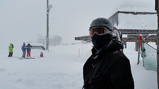 2015-02-14 08.26.10 Jim - Norikura - waiting for lifts to open.jpeg: 5312x2988, 3829k (2015 Jun 11 18:45)