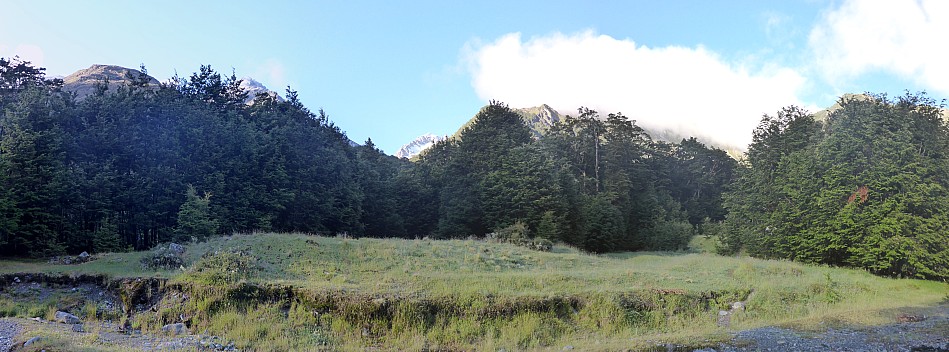 2016-01-04 07.31.47 Panorama Simon - at South Temple Hut_stitch.jpg: 9274x3439, 24838k (2016 Jan 11 20:29)