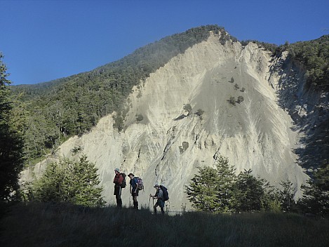 2016-01-09 08.45.45 P1000383 Simon - trampers silouetted by the slip across the river.jpeg: 4608x3456, 6408k (2016 Jan 09 08:45) 2016-01-09 08.45.45 P1000383 Simon - trampers silouetted by the slip across the river.jpeg: 4608x3456, 6408k (2016 Jan 09 08:45)