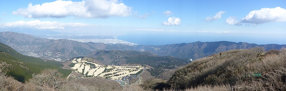 2016-03-02 14.14.19 P1000815 Simon - top of Komagatake Ropeway panorama.jpeg: 2688x856, 1175k (2016 Mar 02 14:14)