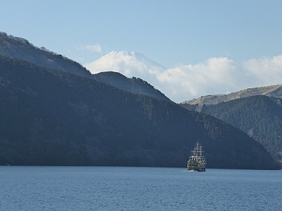 2016-03-02 15.06.43 P1000830 Simon - Lake Ashinoko north and pirate ship.jpeg: 4608x3456, 4902k (2016 Mar 02 15:06)
