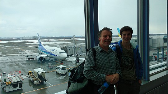2016-02-22 11.55.25 IMG_20160222_115524587 Simon - with Adrian at Chitose.jpeg: 4160x2340, 2597k (2016 Feb 22 16:18)