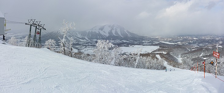 2016-02-27 14.55.04 Panorama Simon - at top of East 2 gondola_stitch.jpg: 7536x3132, 19983k (2016 May 24 21:43)