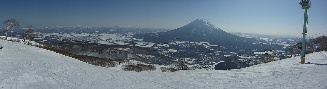 2016-02-28 09.31.47 P1000568 Simon - panorama from Center course with Mt Yōtei.jpeg: 3072x840, 1273k (2016 Feb 28 09:31)