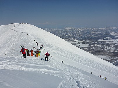 2016-02-28 10.43.35 P1000590 Simon - skiers climbing to summit.jpeg: 4608x3456, 6172k (2016 Feb 28 10:43)