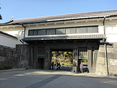 2016-03-01 14.49.51 P1000766 Simon - Adrian in the Imperial Palace entrance.jpeg: 4608x3456, 6219k (2016 Mar 01 14:49)
