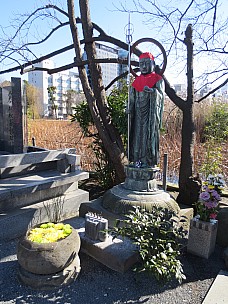 2017-01-11 12.28.39 IMG_8199 Anne - Deity at Benten Temple.jpeg: 3456x4608, 7763k (2017 Jan 26 18:34)