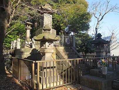 2017-01-11 12.59.53 IMG_8222 Anne - Tomb site of Shogi-Tai Soldiers.jpeg: 4608x3456, 7782k (2017 Jan 26 18:34)