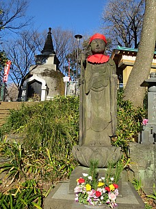 2017-01-11 13.33.06 IMG_8236 Anne - Mt Suribachi old tomb deity.jpeg: 3456x4608, 8711k (2017 Jan 26 18:34)