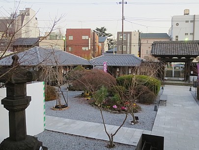 2017-01-11 16.58.52 IMG_8316 Anne - Jyomyoin Temple courtyard.jpeg: 4608x3456, 5848k (2017 Jan 26 18:34)