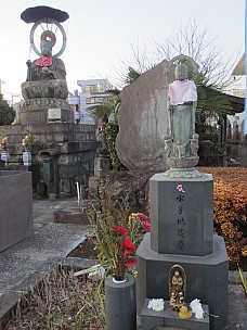 2017-01-11 17.01.14 IMG_8322 Anne - Jyomyoin Temple statues.jpeg: 3456x4608, 5754k (2017 Jan 26 18:34)