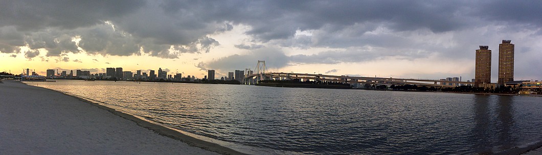 2017-01-13 16.55.18 Panorama Simon - Rainbow Bridge from Odaiba_stitch.jpeg: 10917x3130, 28405k (2017 Apr 03 20:56)