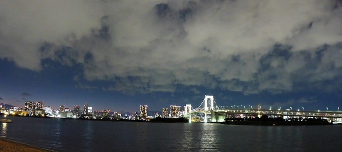 2017-01-13 17.44.08 Panorama Simon - Rainbow Bridge lit up_stitch.jpeg: 6305x2806, 11576k (2017 Apr 03 21:06)