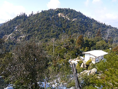 2017-01-21 12.33.08 P1010596 Simon - view of Mt Misen.jpeg: 4608x3456, 6392k (2017 Jan 29 10:22)