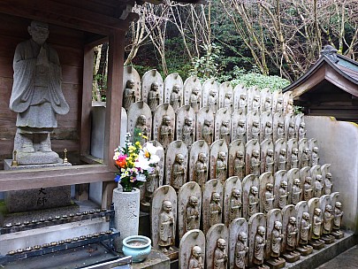 2017-01-21 16.43.13 P1010626 Simon - budda statues.jpeg: 4608x3456, 5867k (2017 Jan 29 10:22)