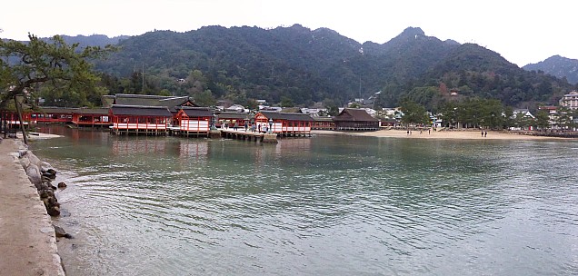 2017-01-21 17.02.45 P1010633 Simon - Itsukushima Shrine.jpg: 6925x3312, 19247k (2017 Aug 05 12:00)
