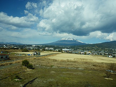 2017-01-23 12.22.00 P1010720 Simon - Mt Fuji from train.jpeg: 4608x3456, 5552k (2017 Jan 29 10:22)