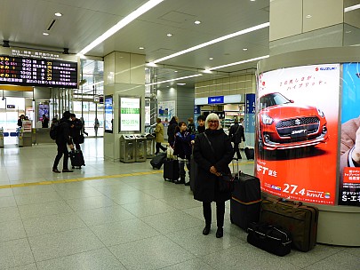 2017-01-23 09.48.30 P1010695 Simon - Anne at Osaka station.jpeg: 4608x3456, 5991k (2017 Jan 29 10:22)