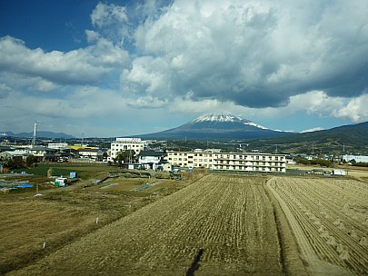 2017-01-23 12.21.57 P1010718 Simon - Mt Fuji from train.jpeg: 4608x3456, 5752k (2017 Jan 29 10:22)