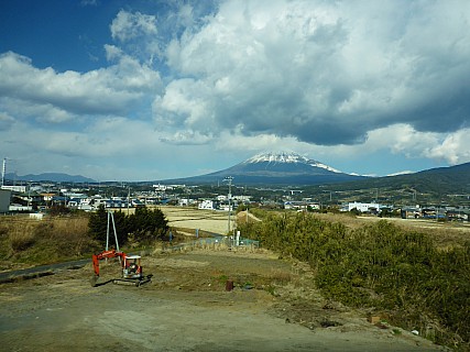 Mt Fuji from train
Photographer;&nbsp;Simon
2017-01-23&nbsp;12.21.58;&nbsp;Metadata time: '2017 Jan 23 12:21'
Original size:&nbsp;4,608 x 3,456; 6,335 kB
Filename: 2017-01-23 12.21.58 P1010719 Simon - Mt Fuji from train.jpeg