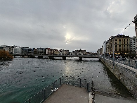 2018-01-19 16.03.18_HDR LG6 Simon - Rhône from Quai des Bergues_cr.jpg: 3886x2915, 2966k (2018 Jan 20 08:44)